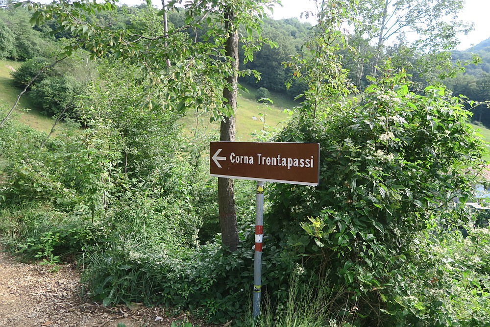 The path is well signposted to Corna Trentapassi