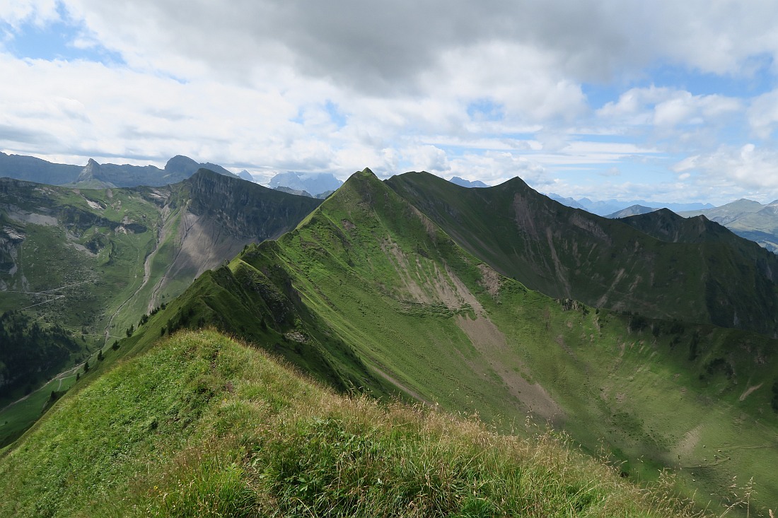 You can see the whole Arnigrat ridge with Wandelen at the end