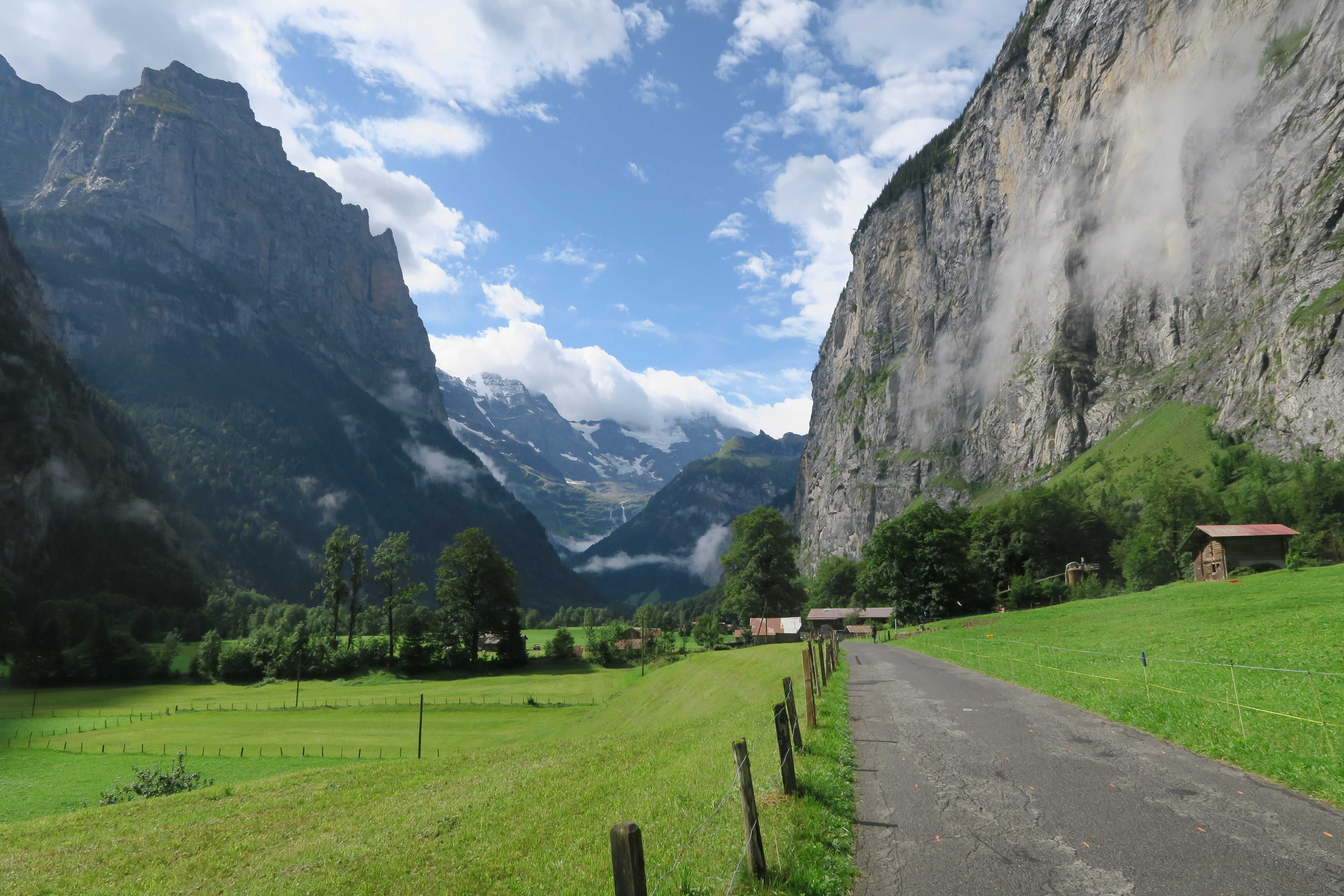 lauterbrunnen-to-stechelberg-hiking-lauterbrunnen-valley