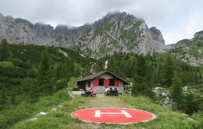 hiking-lago-di-lova-and-rifugio-laeng-in-italy