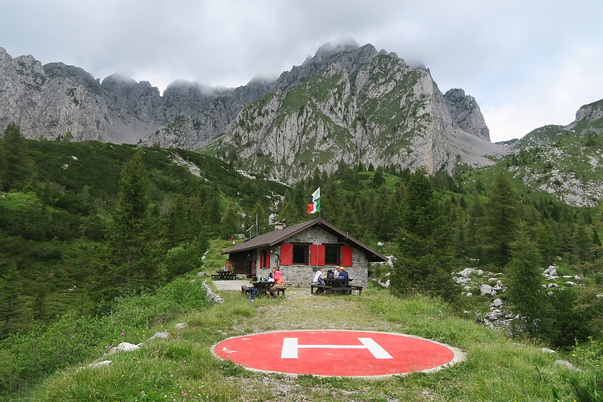 hiking-lago-di-lova-and-rifugio-laeng-in-italy